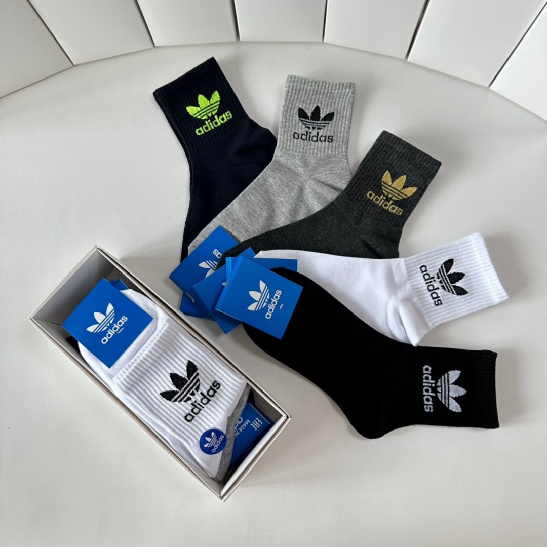  💛配专柜包装
adidas（阿迪达斯）新款三叶草中长款堆堆袜袜子！一盒五双，专柜同步筒袜袜子，大牌出街