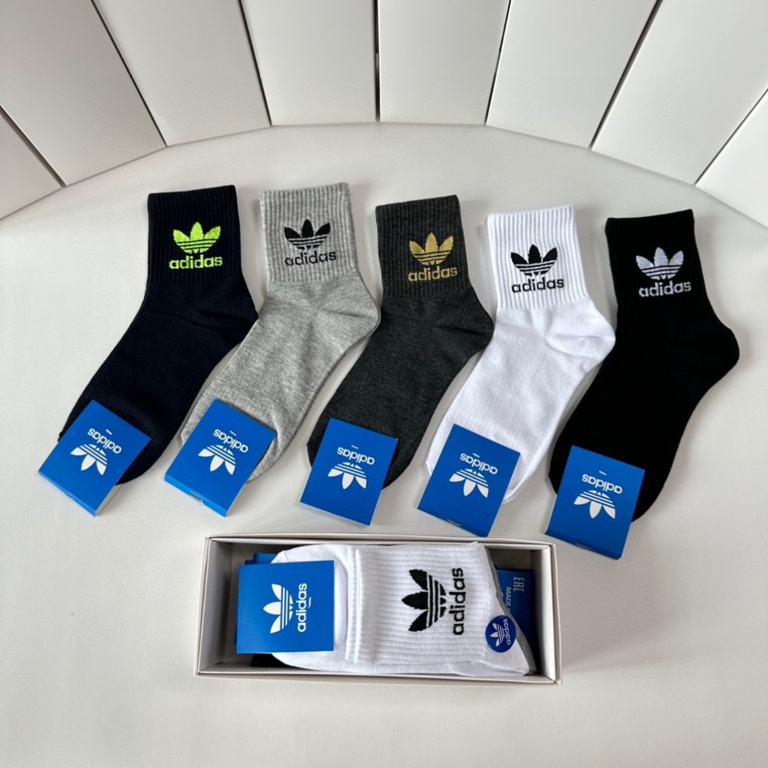  💛配专柜包装
adidas（阿迪达斯）新款三叶草中长款堆堆袜袜子！一盒五双，专柜同步筒袜袜子，大牌出街