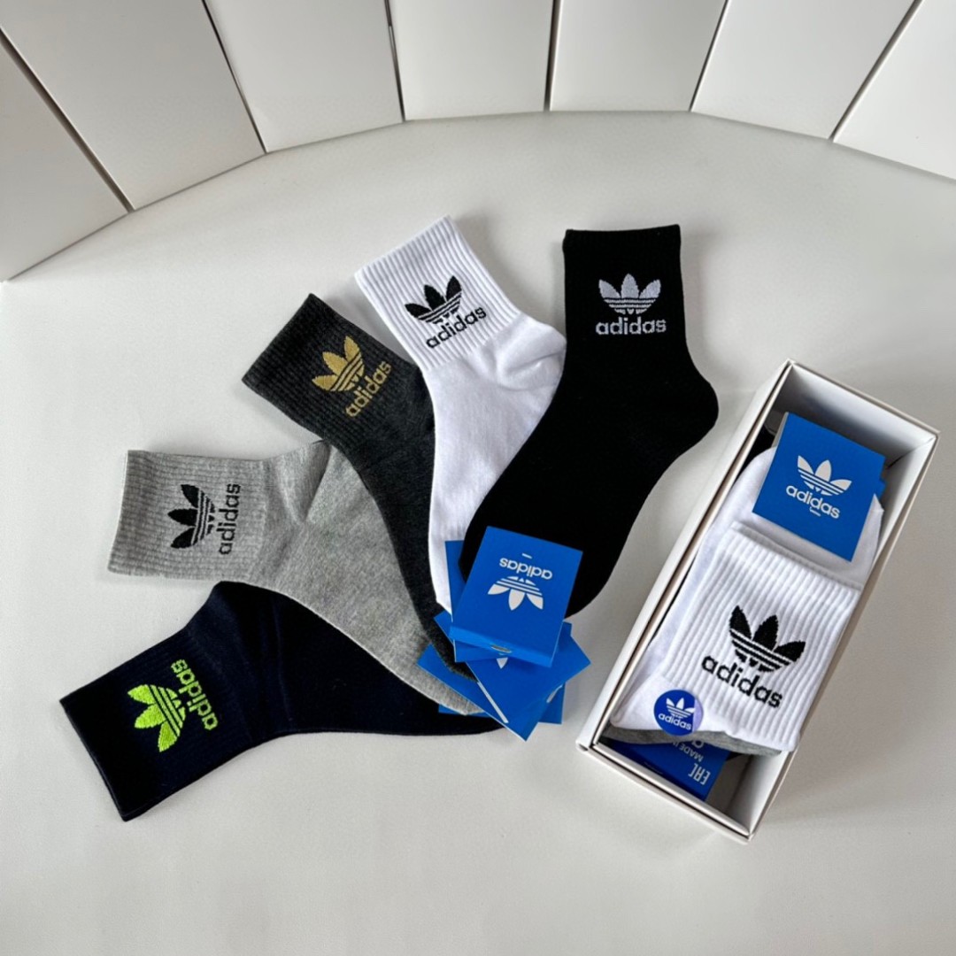  💛配专柜包装
adidas（阿迪达斯）新款三叶草中长款堆堆袜袜子！一盒五双，专柜同步筒袜袜子，大牌出街