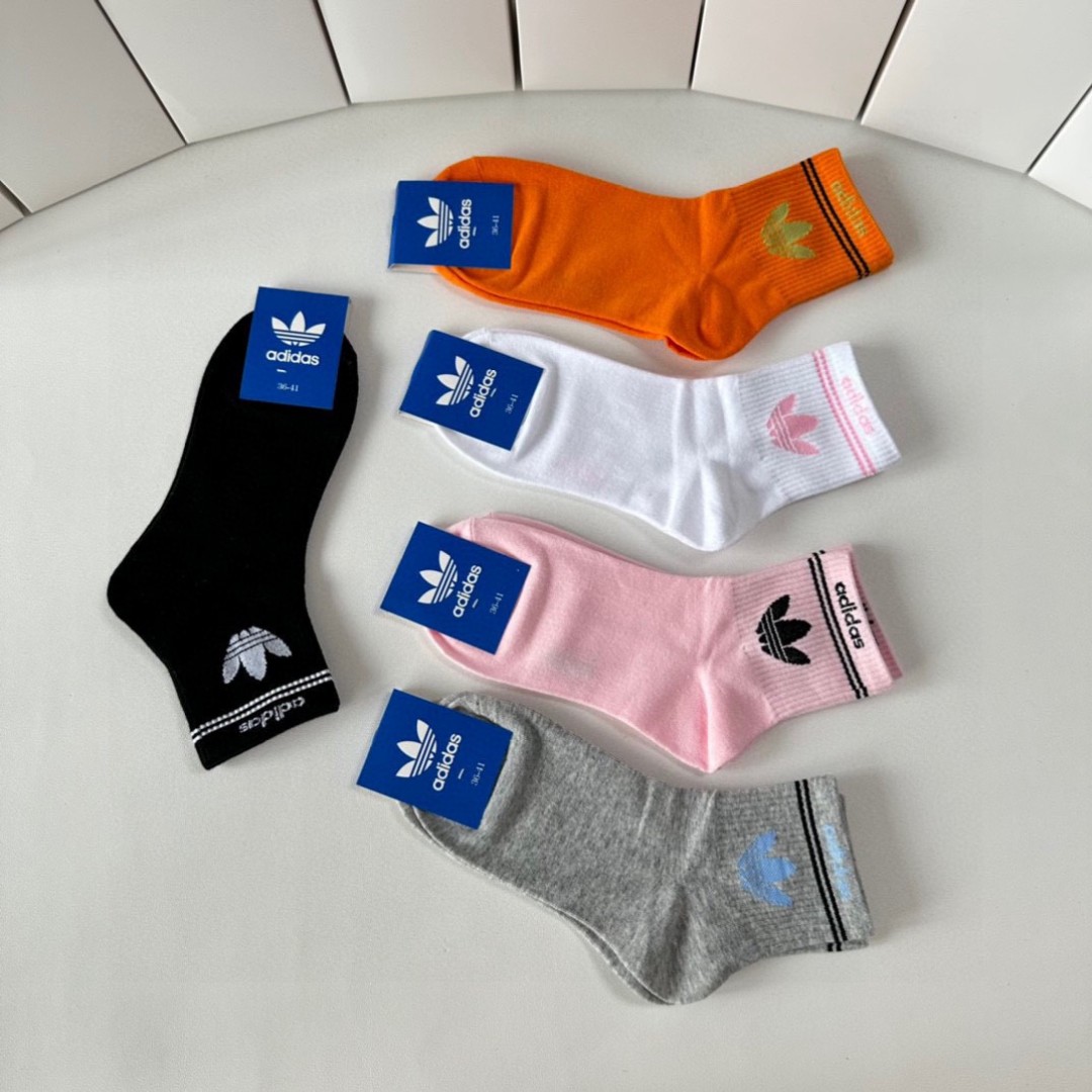  💛配专柜包装
adidas（阿迪达斯）新款三叶草中长款堆堆袜袜子！一盒五双，专柜同步筒袜袜子，大牌出街