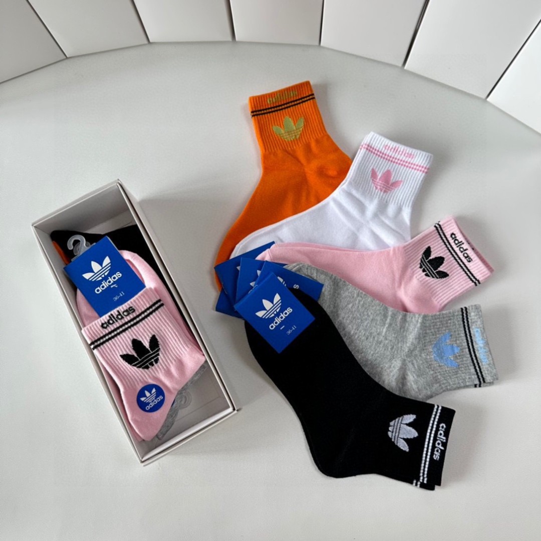  💛配专柜包装
adidas（阿迪达斯）新款三叶草中长款堆堆袜袜子！一盒五双，专柜同步筒袜袜子，大牌出街