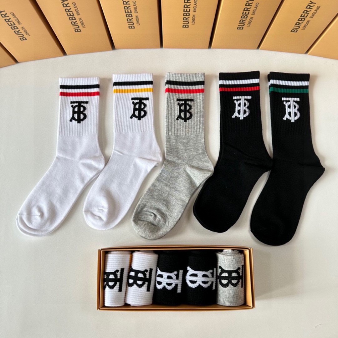  💛配专柜包装
Burberry （巴宝莉）新款中长筒堆堆袜袜子！一盒五双，专柜同步筒袜袜子，💛大牌出街