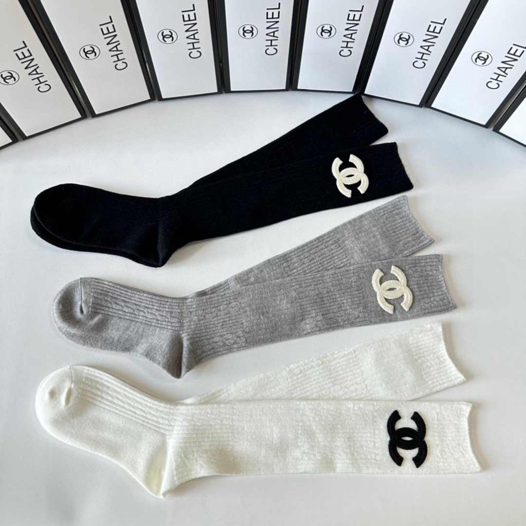  💛配包装
Chanel（香奈儿）爆款出货 新款双针羊绒长袜堆堆袜袜子🧦！一盒一双，专柜同步筒袜袜子，💛