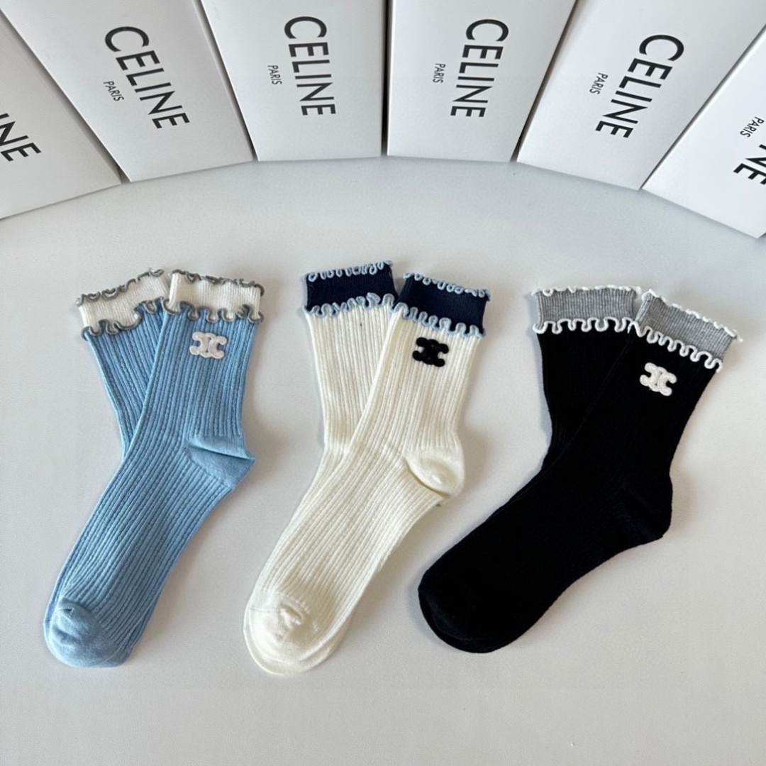  💛配包装
Celine（赛琳）新款经典中长款饰品袜堆堆袜袜子！一盒三双， 专柜同步筒款袜子，💛大牌出街