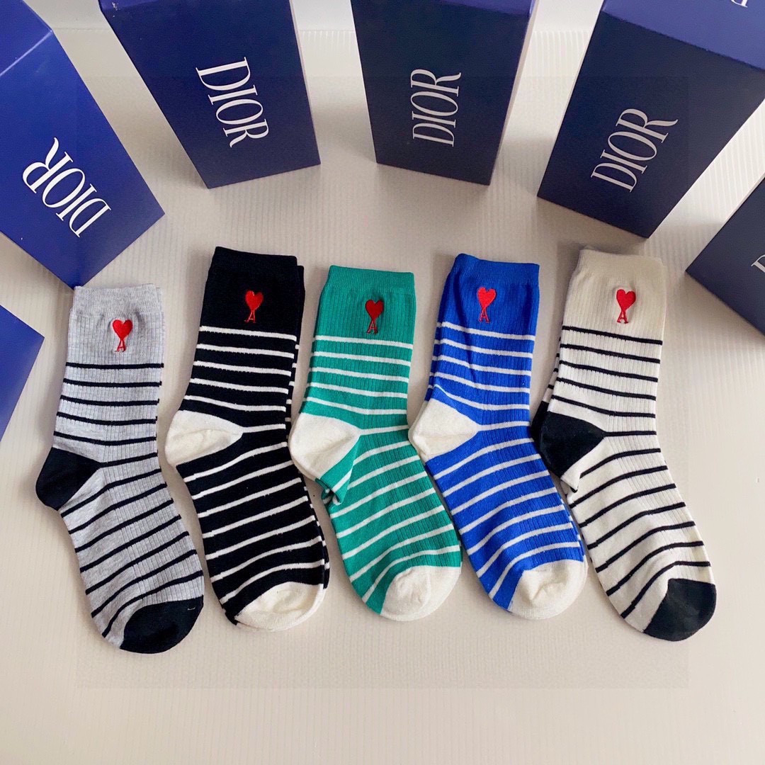 NO:294495,Specially equipped with counter packaging DIOR new embroidered peach heart A medium-length stacked socks!  One box of five pairs, counter synchronous socks, big brands on the street, trendy people must have super easy to match socks, stockings, socks, dior, dior, socks19860909特 配专柜包装 DIOR（迪奥）新款刺绣桃心A中长款堆堆袜袜子！一盒五双,专柜同步筒袜袜子,大牌出街,潮人必备超好搭袜子,丝袜,袜子,dior,dior,socks,accessory