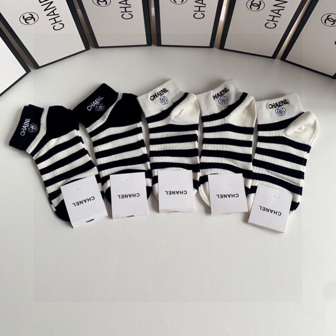 NO:294487,Special Package Chanel (Chanel) new classic embroidered mid-length stacked socks!  One box and five pairs, counter synchronous socks, big brands are on the street, trendy people must have super easy to match. Socks, stockings, socks, chanel, chanel, socks19860909特配包装 Chanel（香奈儿）新款经典刺绣中长款堆堆袜袜子！一盒五双, 专柜同步筒款袜子,大牌出街,潮人必备超好搭.袜子,丝袜,袜子,chanel,chanel,socks,accessory