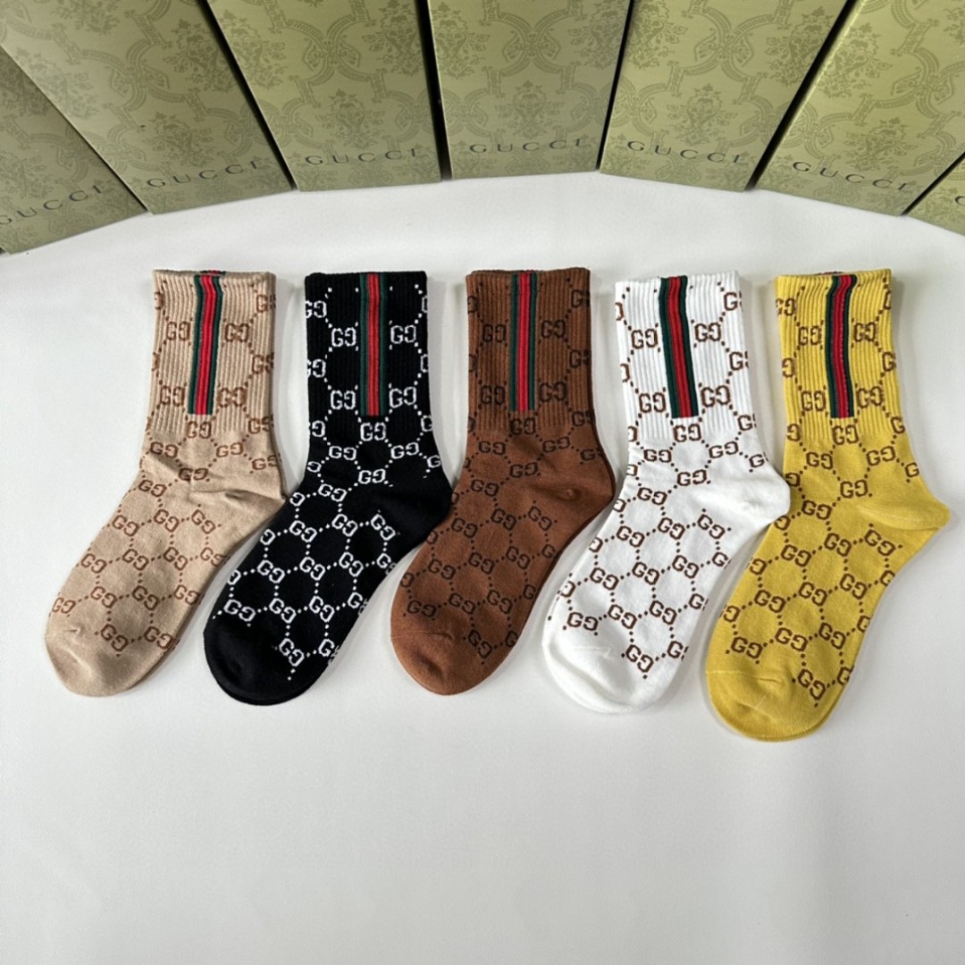  💛配专柜包装
Gucci（古驰）新款中长款堆堆袜袜子！一盒五双，专柜同步筒袜袜子，大牌出街，潮人必备。