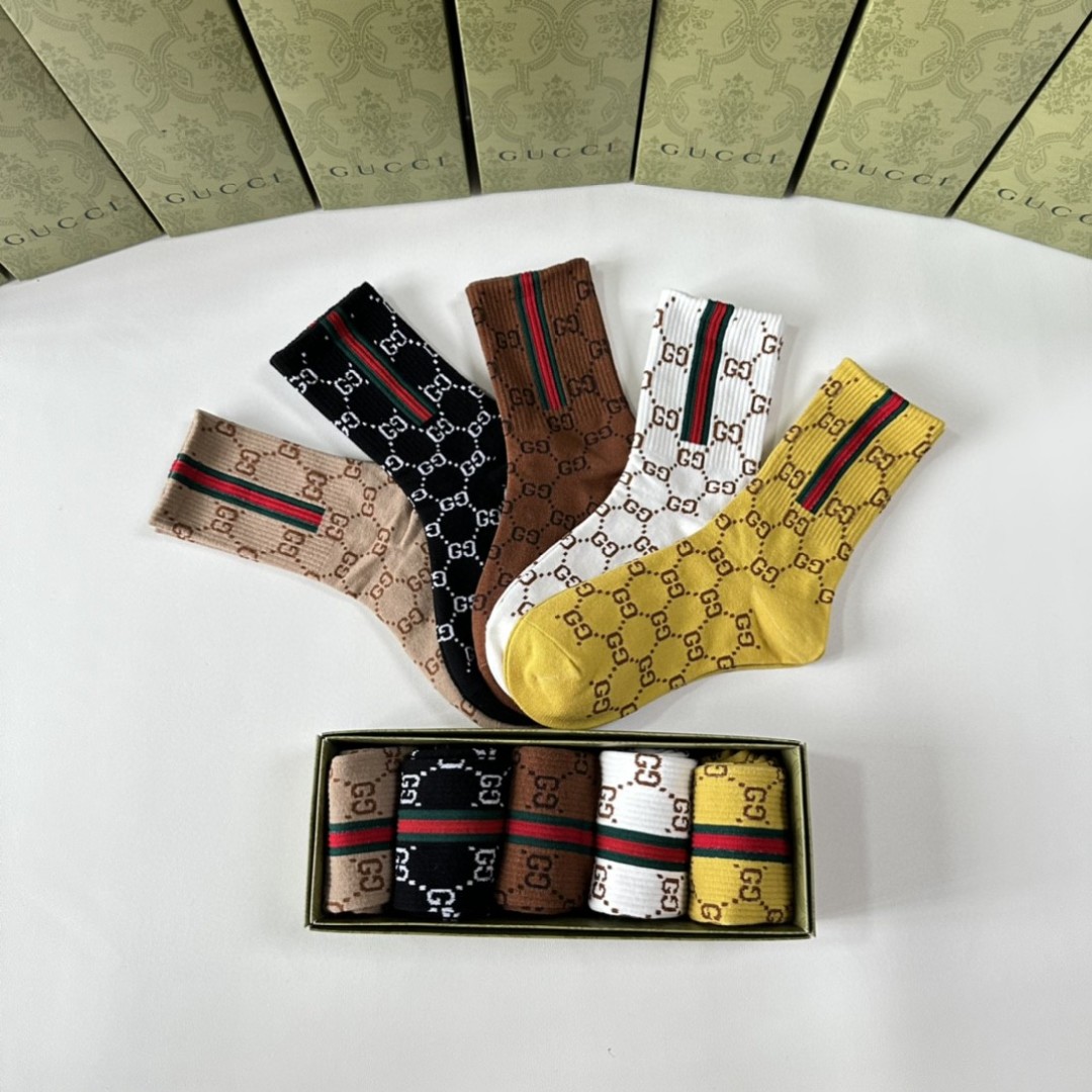  💛配专柜包装
Gucci（古驰）新款中长款堆堆袜袜子！一盒五双，专柜同步筒袜袜子，大牌出街，潮人必备。