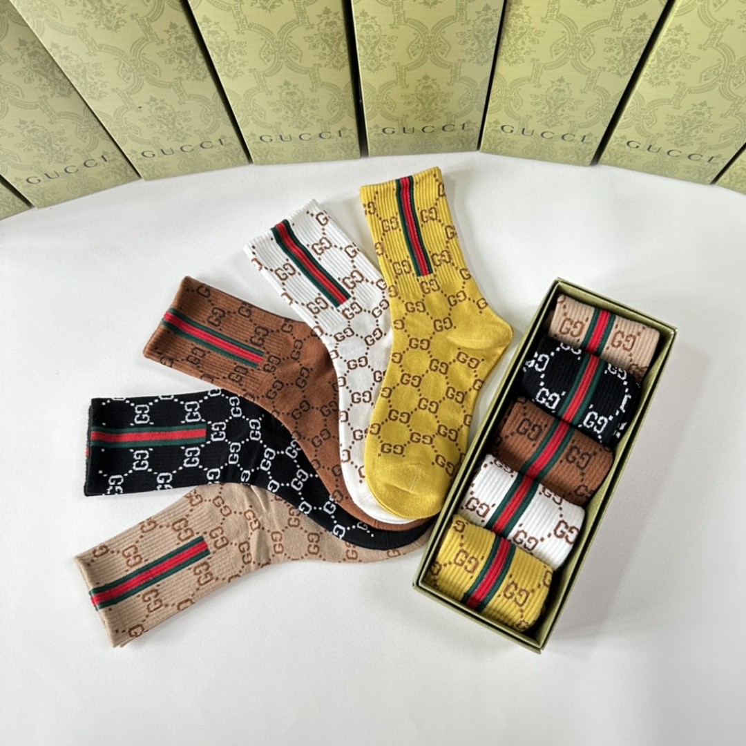  💛配专柜包装
Gucci（古驰）新款中长款堆堆袜袜子！一盒五双，专柜同步筒袜袜子，大牌出街，潮人必备。