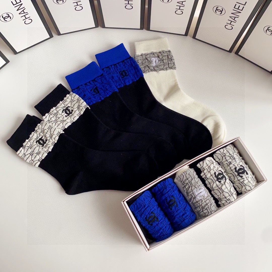 💛配专柜包装
Chanel（香奈儿）新款中长款堆堆袜袜子！一盒五双，专柜同步筒袜袜子，💛大牌出街，潮人必