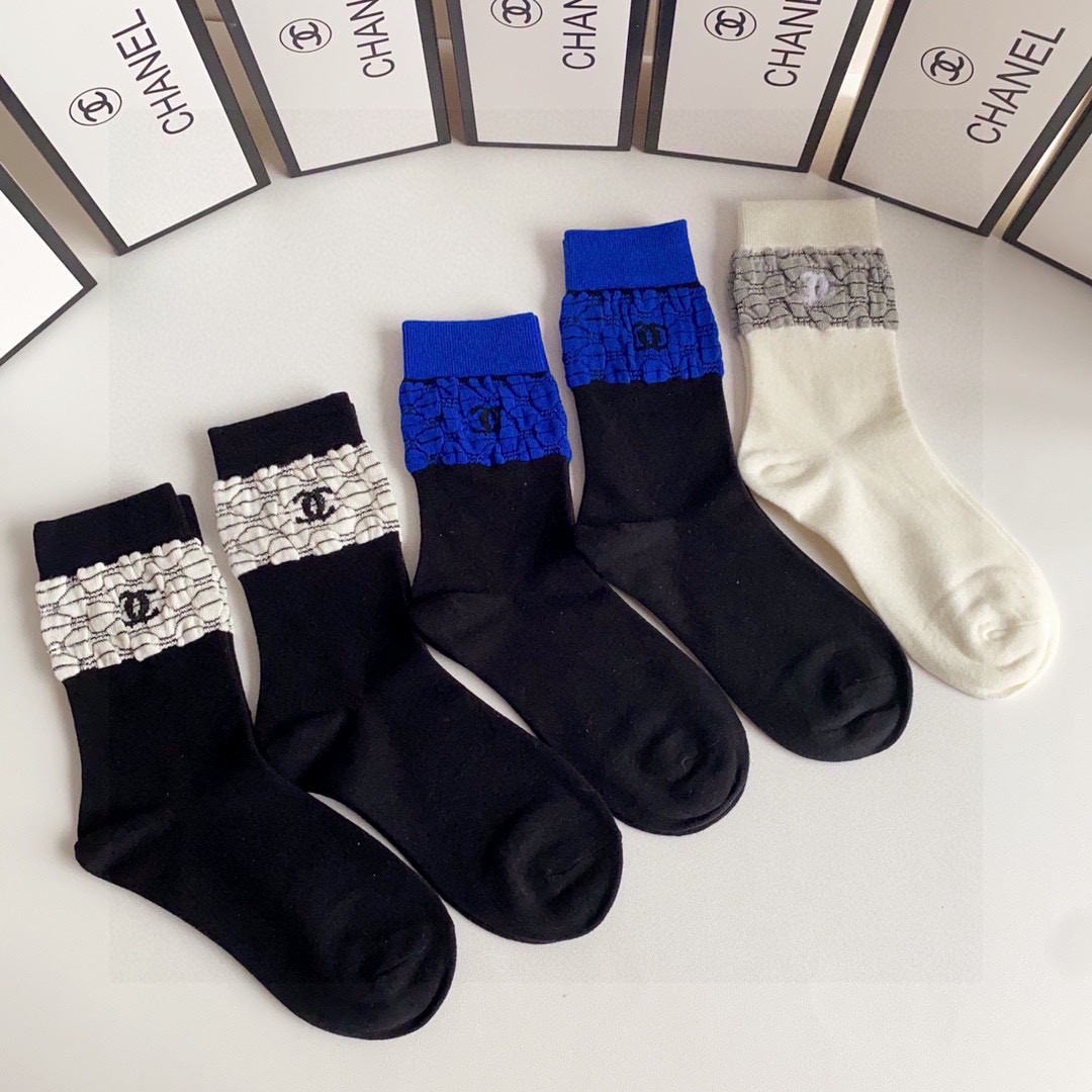 💛配专柜包装
Chanel（香奈儿）新款中长款堆堆袜袜子！一盒五双，专柜同步筒袜袜子，💛大牌出街，潮人必