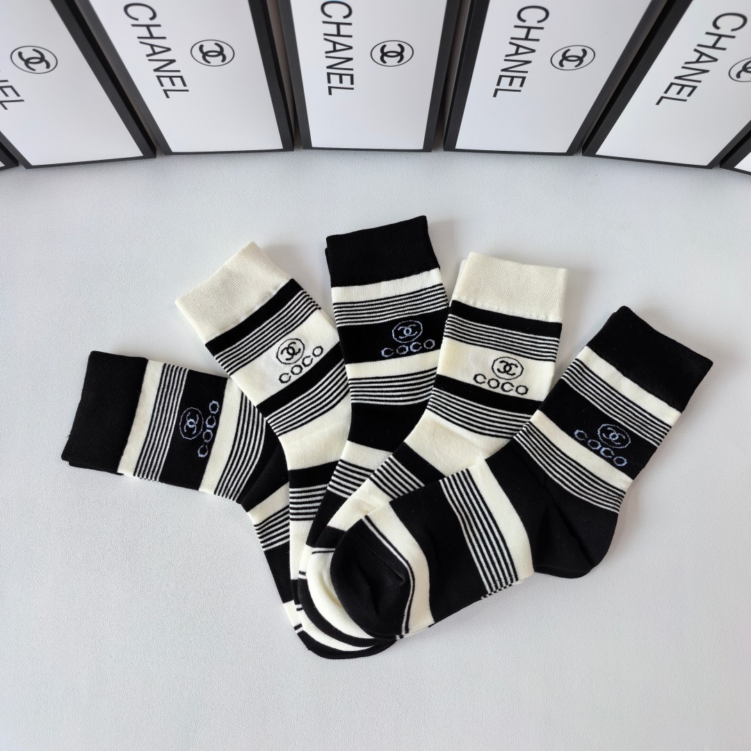  💛配包装
Chanel（香奈儿）新款经典中长款堆堆袜袜子！一盒五双， 专柜同步筒袜袜子，💛大牌出街，潮