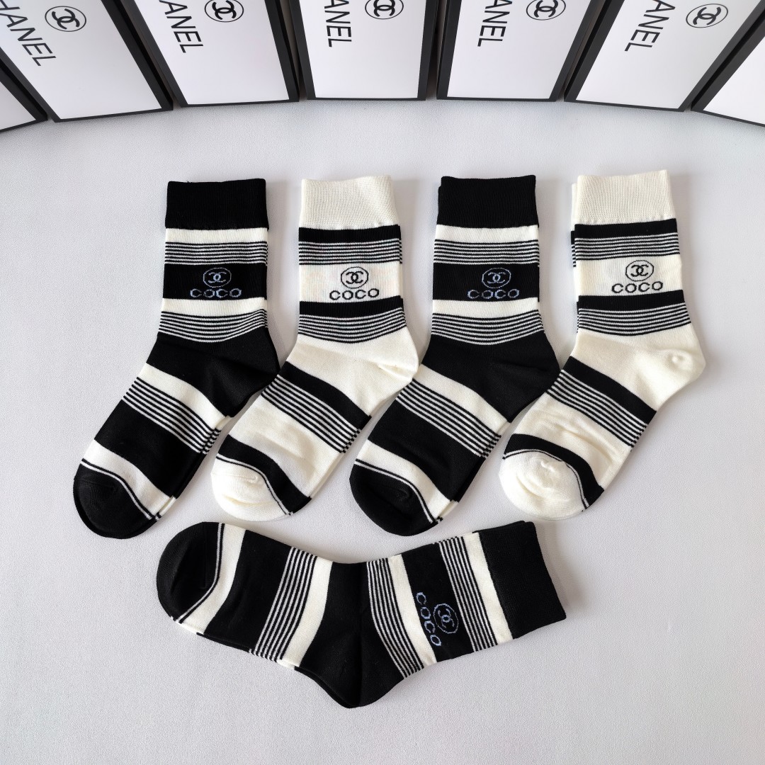  💛配包装
Chanel（香奈儿）新款经典中长款堆堆袜袜子！一盒五双， 专柜同步筒袜袜子，💛大牌出街，潮
