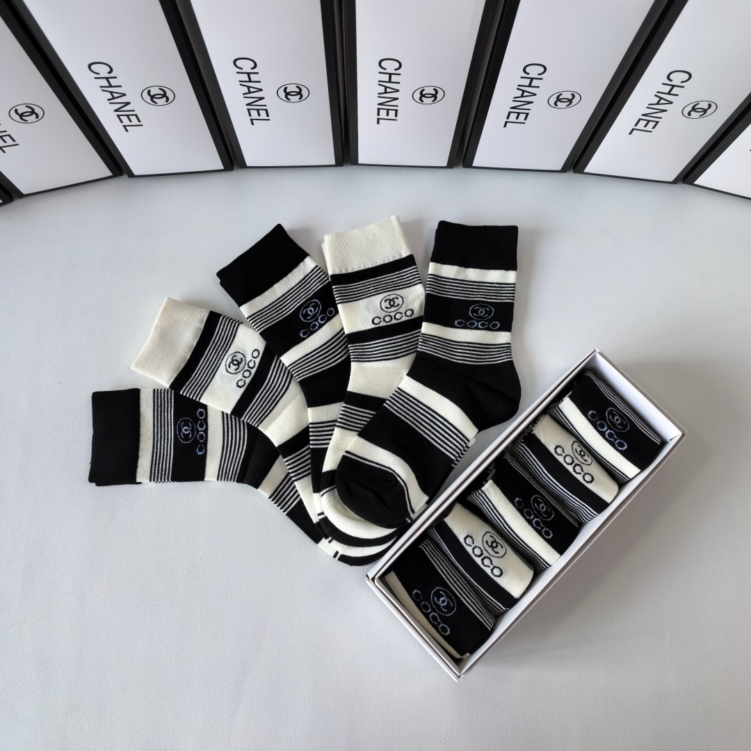  💛配包装
Chanel（香奈儿）新款经典中长款堆堆袜袜子！一盒五双， 专柜同步筒袜袜子，💛大牌出街，潮