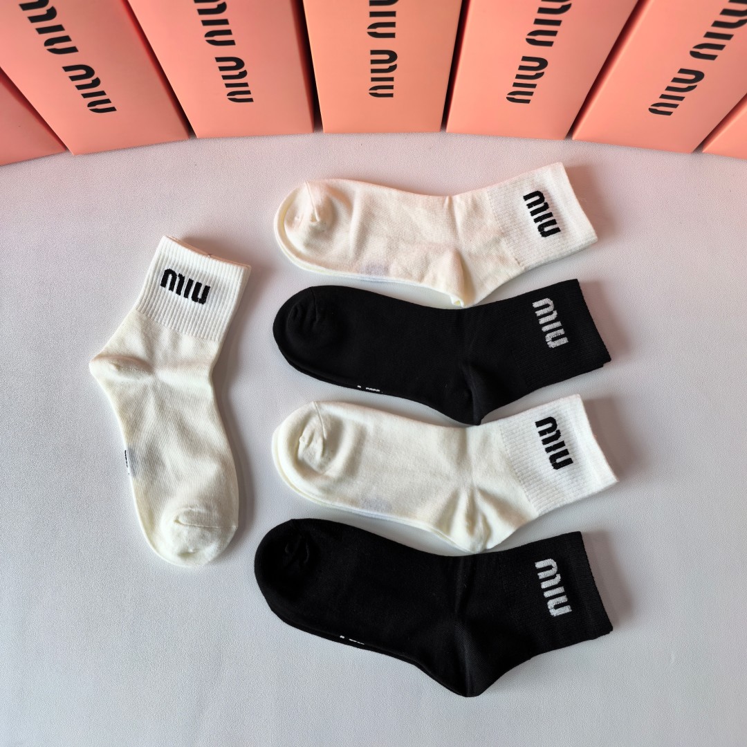  💛配包装
MIUMIU（缪缪）新款经典中长款堆堆袜袜子！一盒五双， 专柜同步筒袜袜子，💛大牌出街，潮人