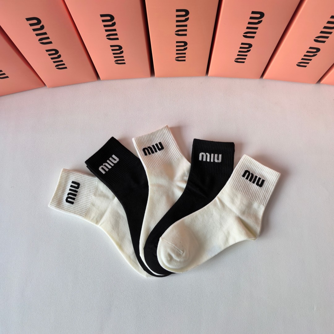  💛配包装
MIUMIU（缪缪）新款经典中长款堆堆袜袜子！一盒五双， 专柜同步筒袜袜子，💛大牌出街，潮人