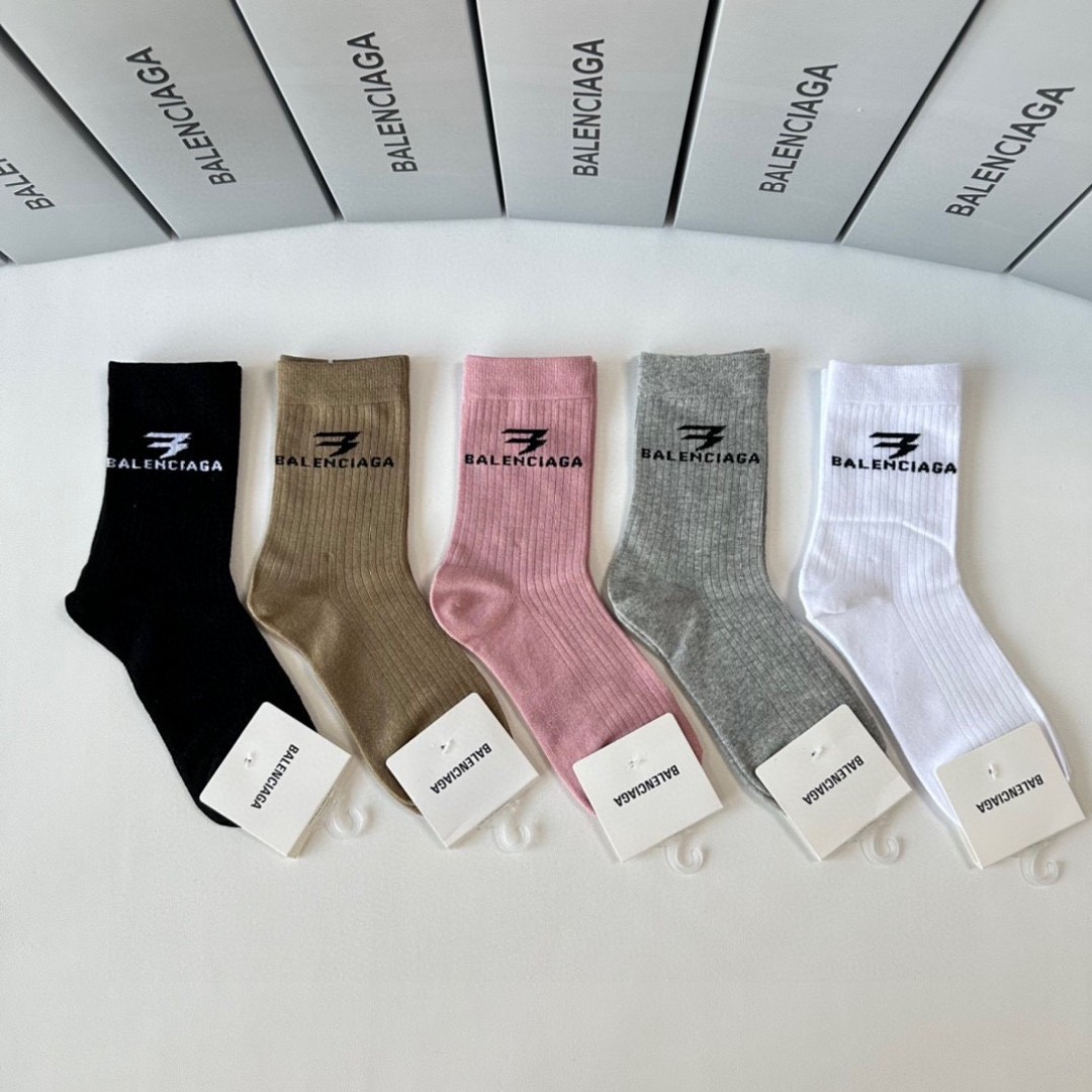💛配专柜包装
Balenciaga（巴黎世家）新款中长款堆堆袜袜子！一盒五双，专柜同步筒袜袜子，💛大牌出