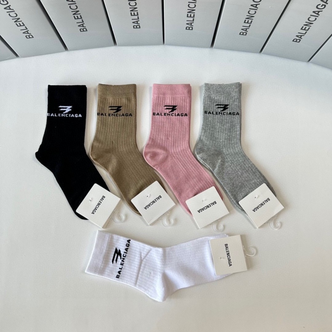 💛配专柜包装
Balenciaga（巴黎世家）新款中长款堆堆袜袜子！一盒五双，专柜同步筒袜袜子，💛大牌出