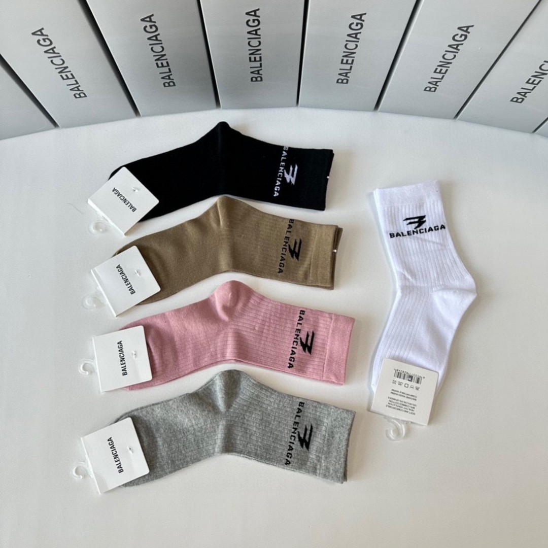 💛配专柜包装
Balenciaga（巴黎世家）新款中长款堆堆袜袜子！一盒五双，专柜同步筒袜袜子，💛大牌出