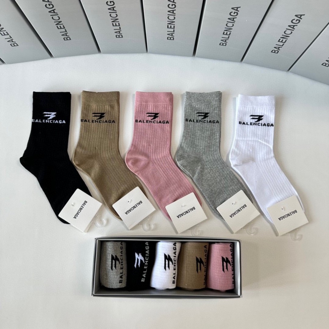 💛配专柜包装
Balenciaga（巴黎世家）新款中长款堆堆袜袜子！一盒五双，专柜同步筒袜袜子，💛大牌出