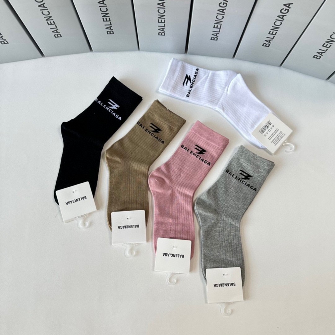 💛配专柜包装
Balenciaga（巴黎世家）新款中长款堆堆袜袜子！一盒五双，专柜同步筒袜袜子，💛大牌出