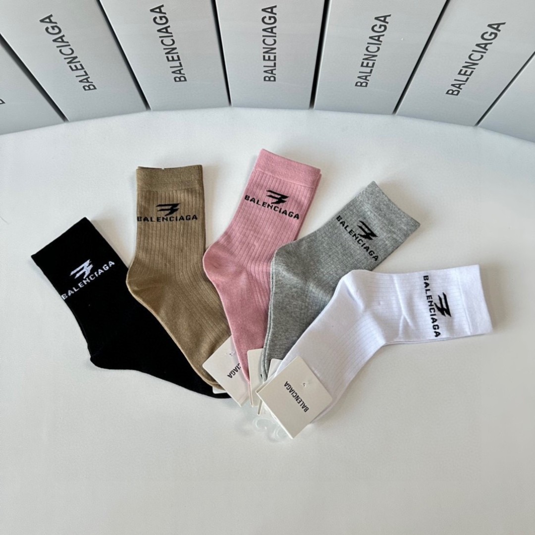 💛配专柜包装
Balenciaga（巴黎世家）新款中长款堆堆袜袜子！一盒五双，专柜同步筒袜袜子，💛大牌出
