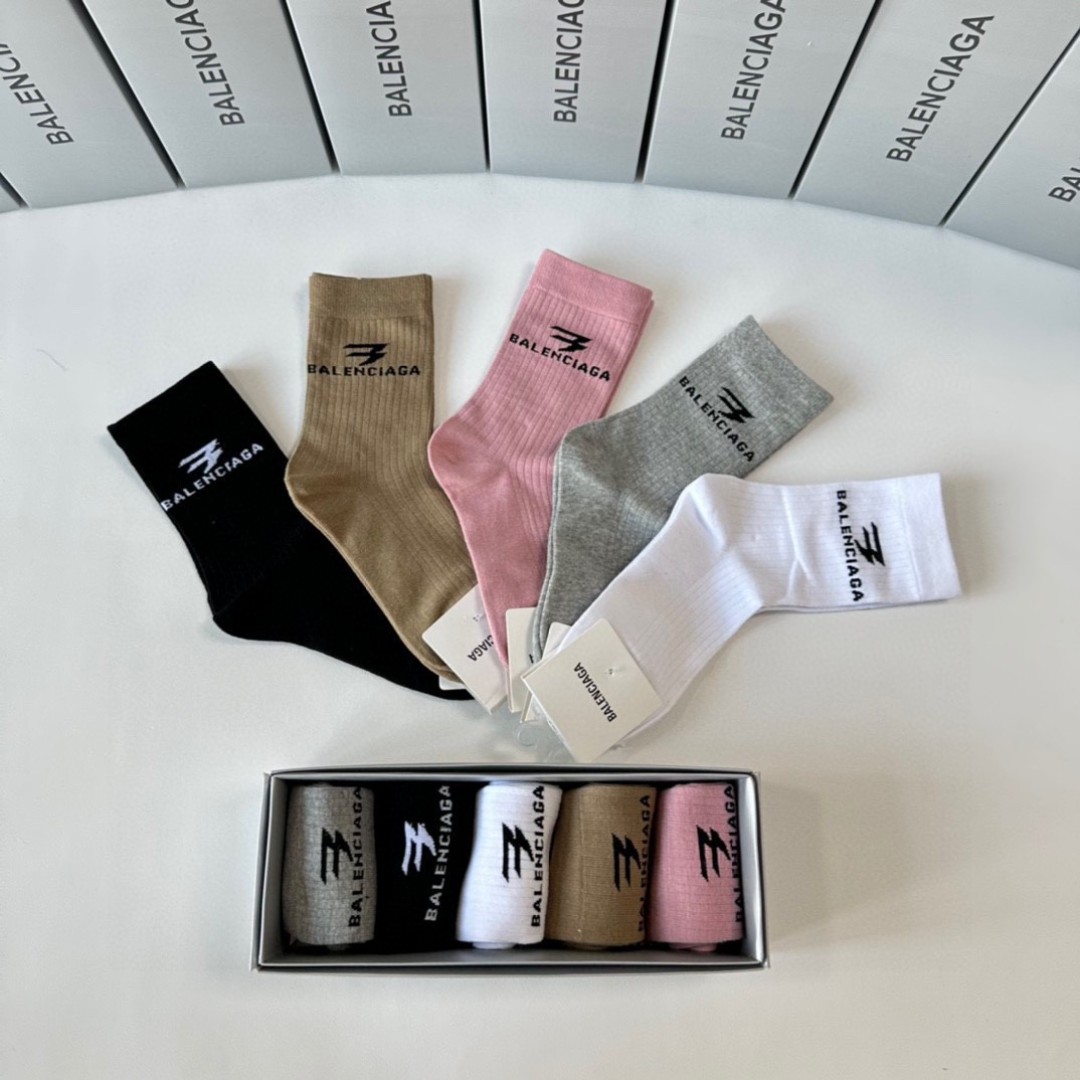 💛配专柜包装
Balenciaga（巴黎世家）新款中长款堆堆袜袜子！一盒五双，专柜同步筒袜袜子，💛大牌出