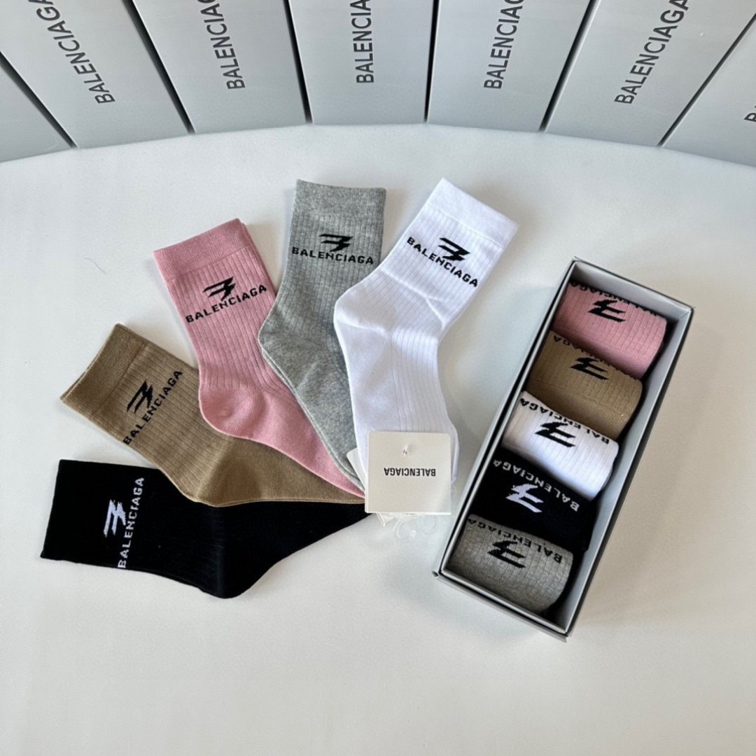 💛配专柜包装
Balenciaga（巴黎世家）新款中长款堆堆袜袜子！一盒五双，专柜同步筒袜袜子，💛大牌出