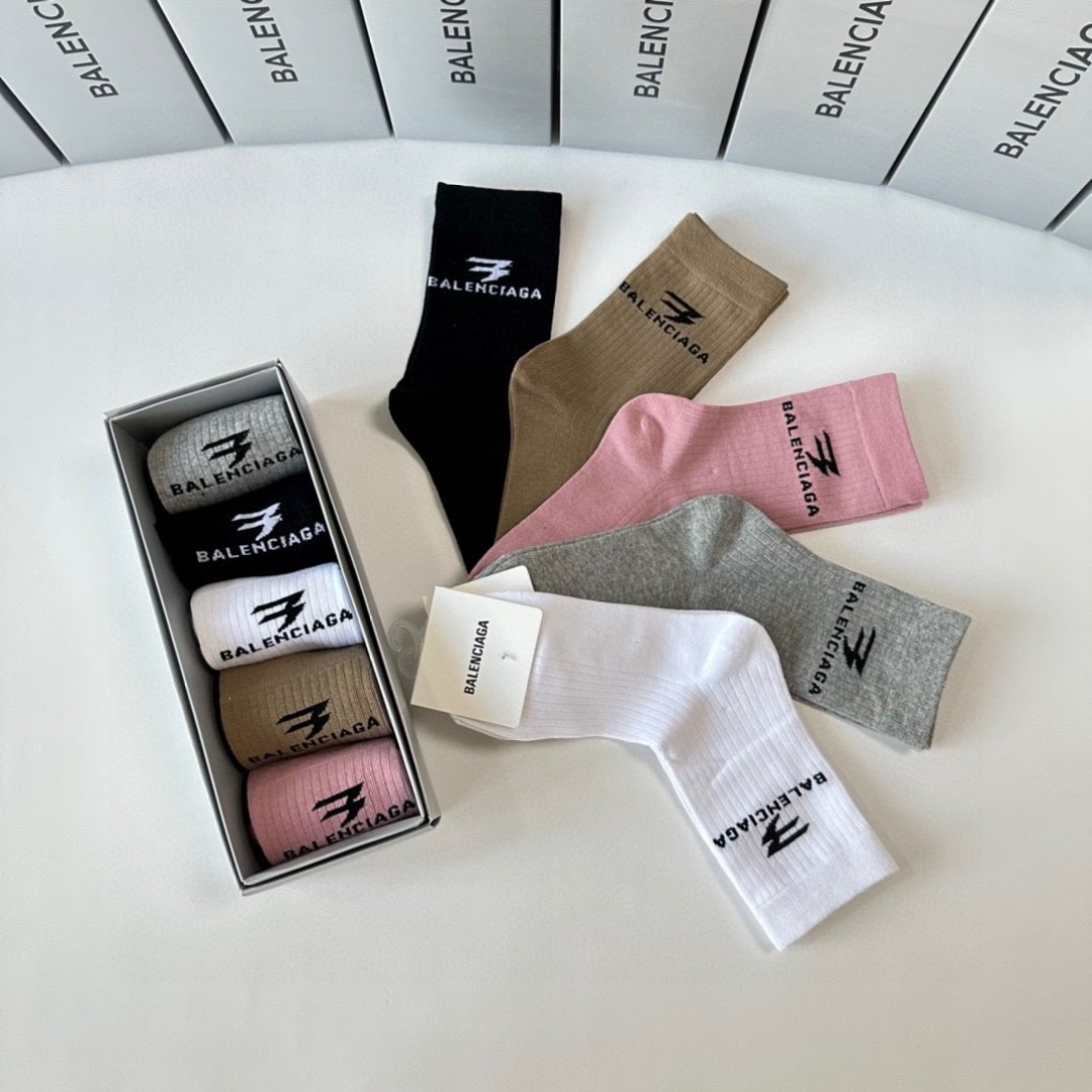 💛配专柜包装
Balenciaga（巴黎世家）新款中长款堆堆袜袜子！一盒五双，专柜同步筒袜袜子，💛大牌出