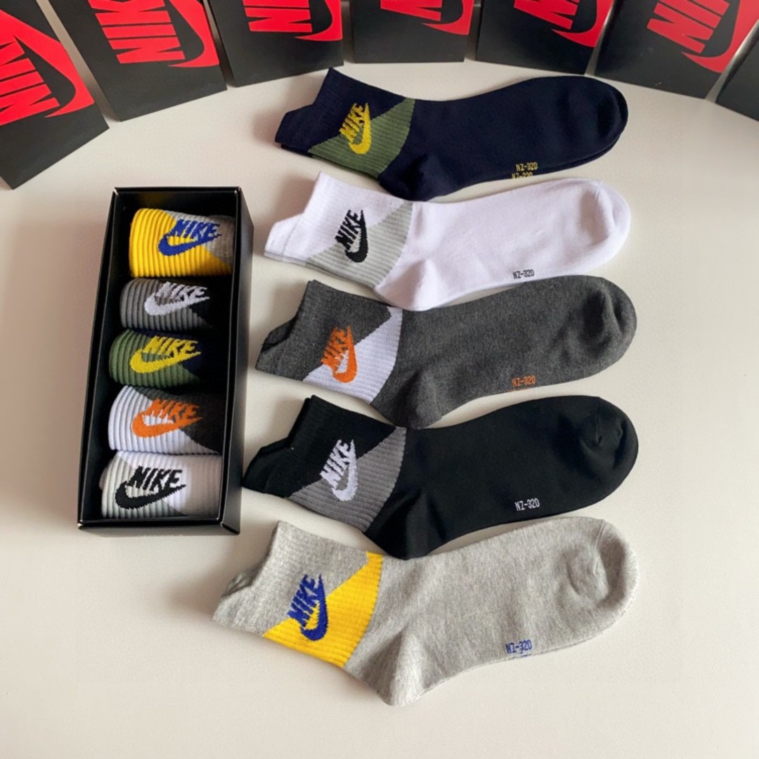 Nike Introduces New Sock Packaging with T-Shirts in Store Display - 图片 6
