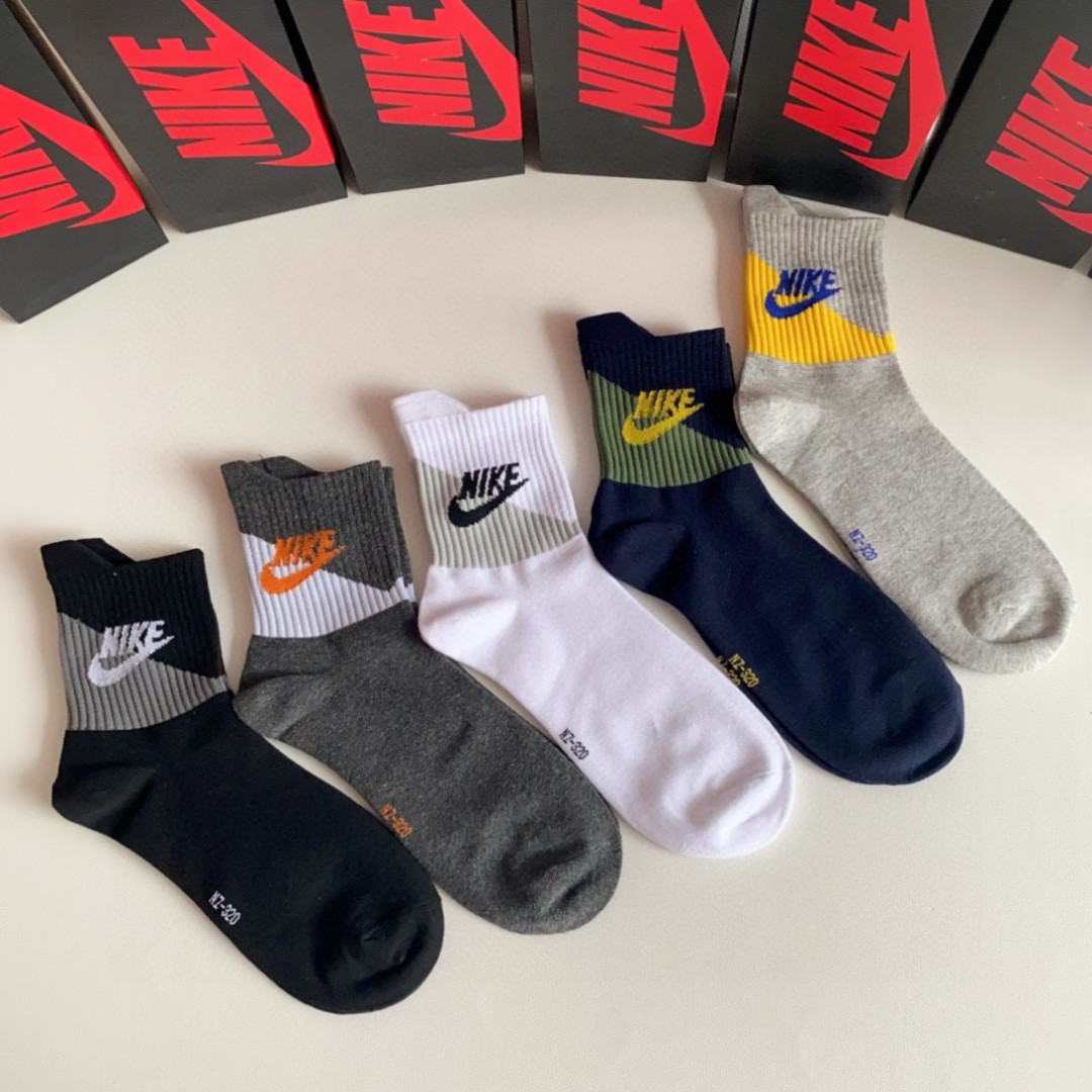 Nike Introduces New Sock Packaging with T-Shirts in Store Display - 图片 4