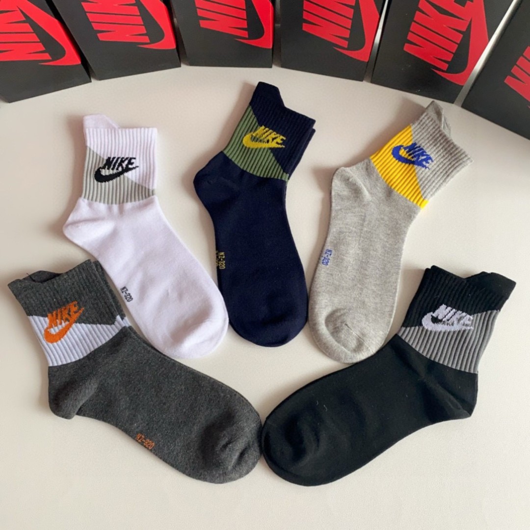 Nike Introduces New Sock Packaging with T-Shirts in Store Display - 图片 3