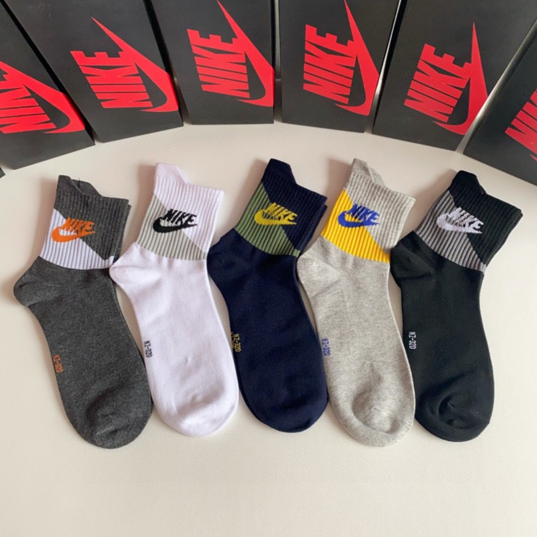Nike Introduces New Sock Packaging with T-Shirts in Store Display - 图片 1