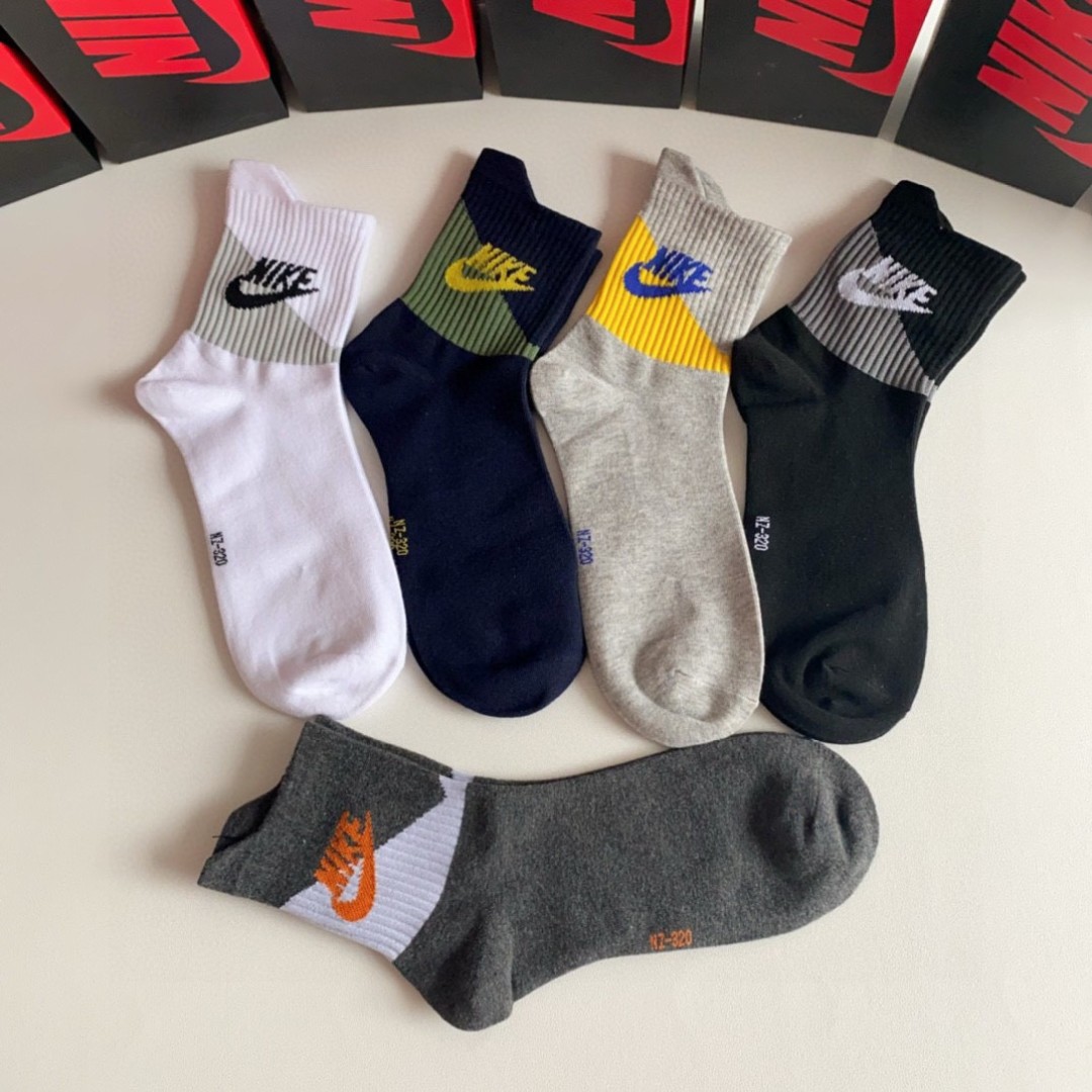 Nike Introduces New Sock Packaging with T-Shirts in Store Display - 图片 2