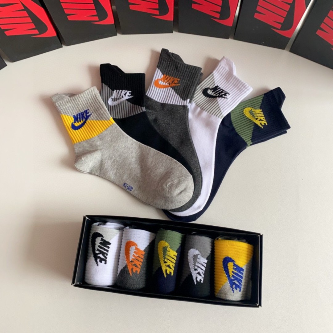Nike Introduces New Sock Packaging with T-Shirts in Store Display - 图片 8