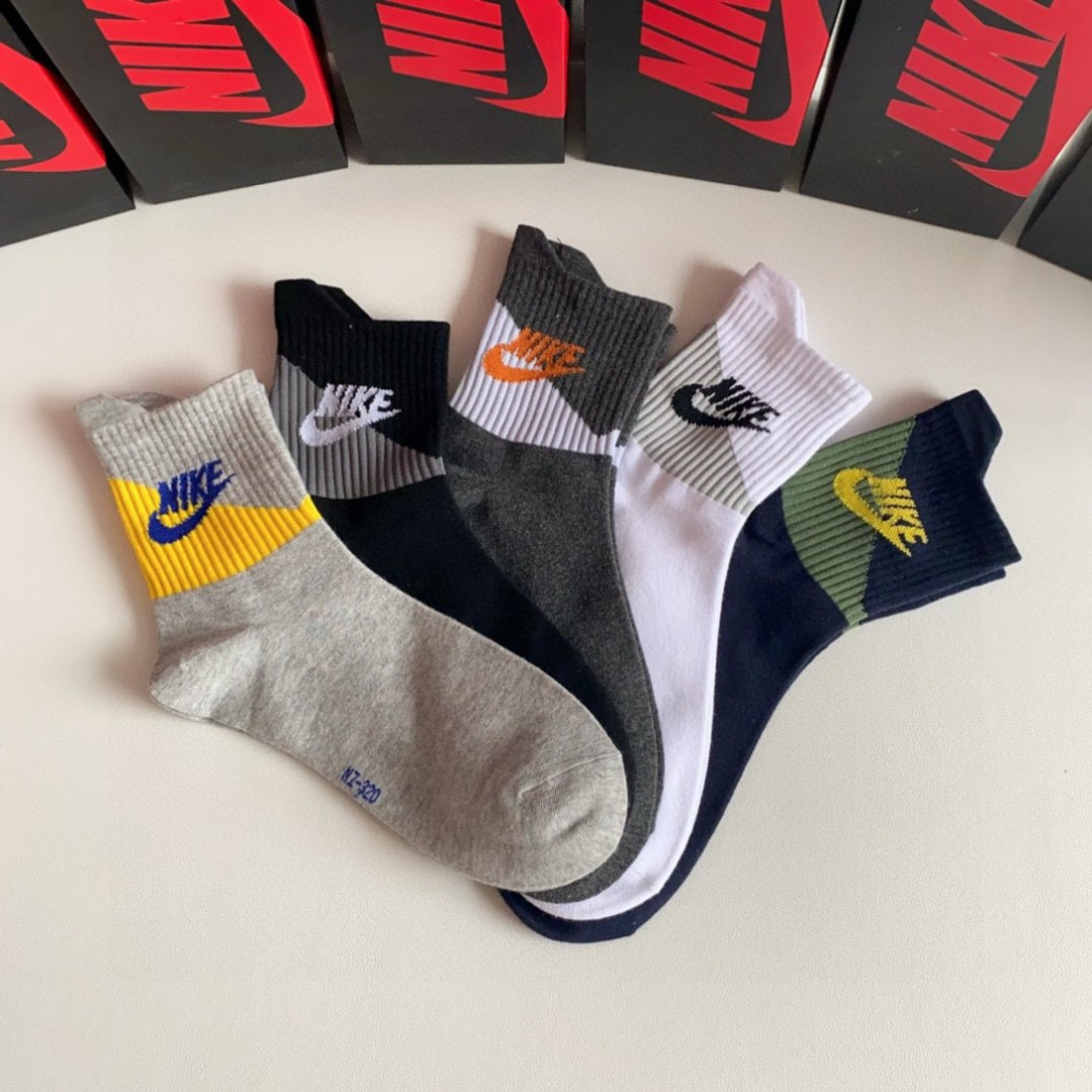 Nike Introduces New Sock Packaging with T-Shirts in Store Display - 图片 7