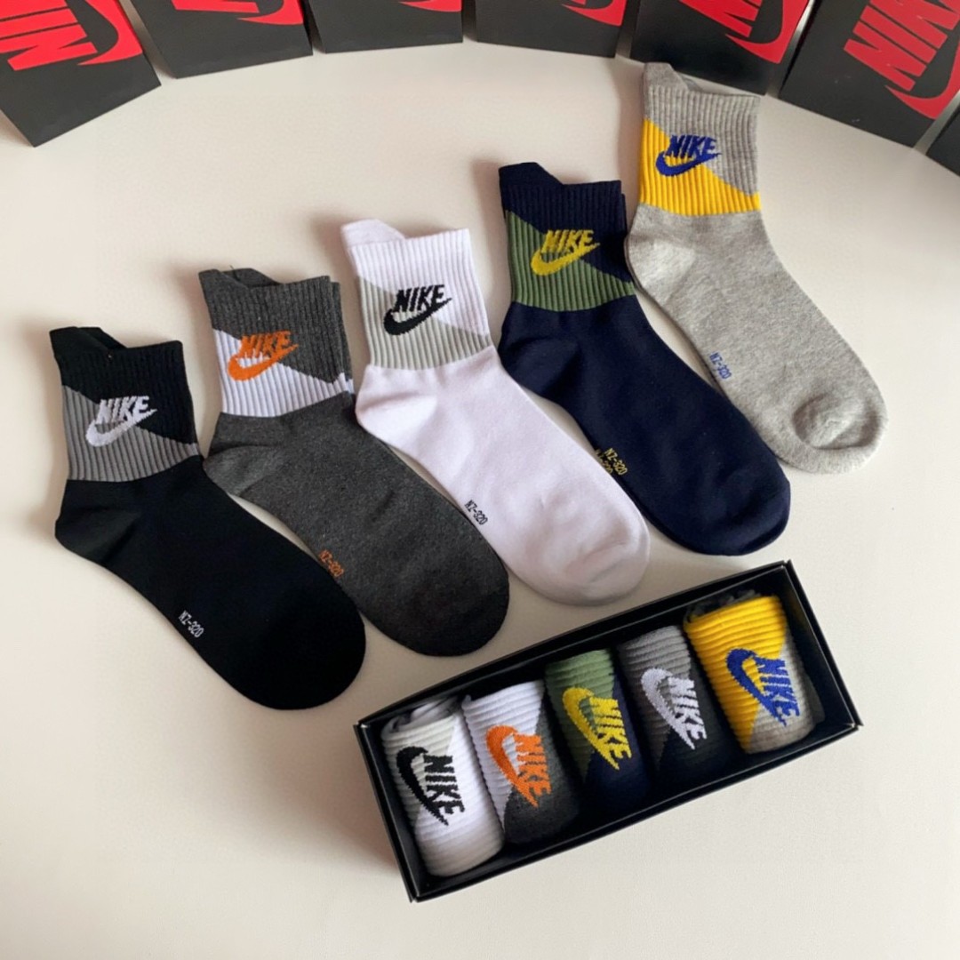 Nike Introduces New Sock Packaging with T-Shirts in Store Display - 图片 5