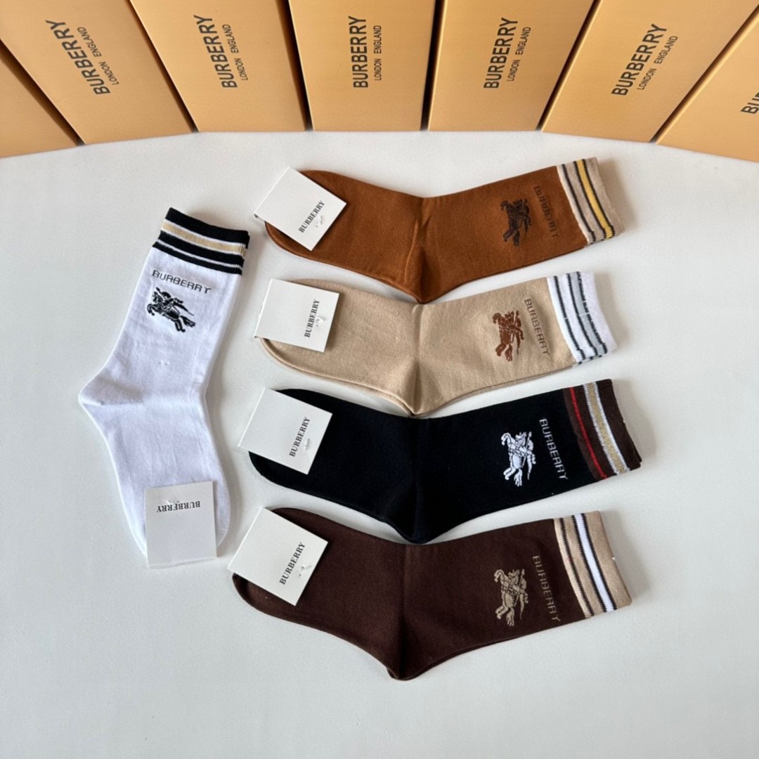 TP95 Packaging: T-shirts and Socks Display at Burberry - 图片 5