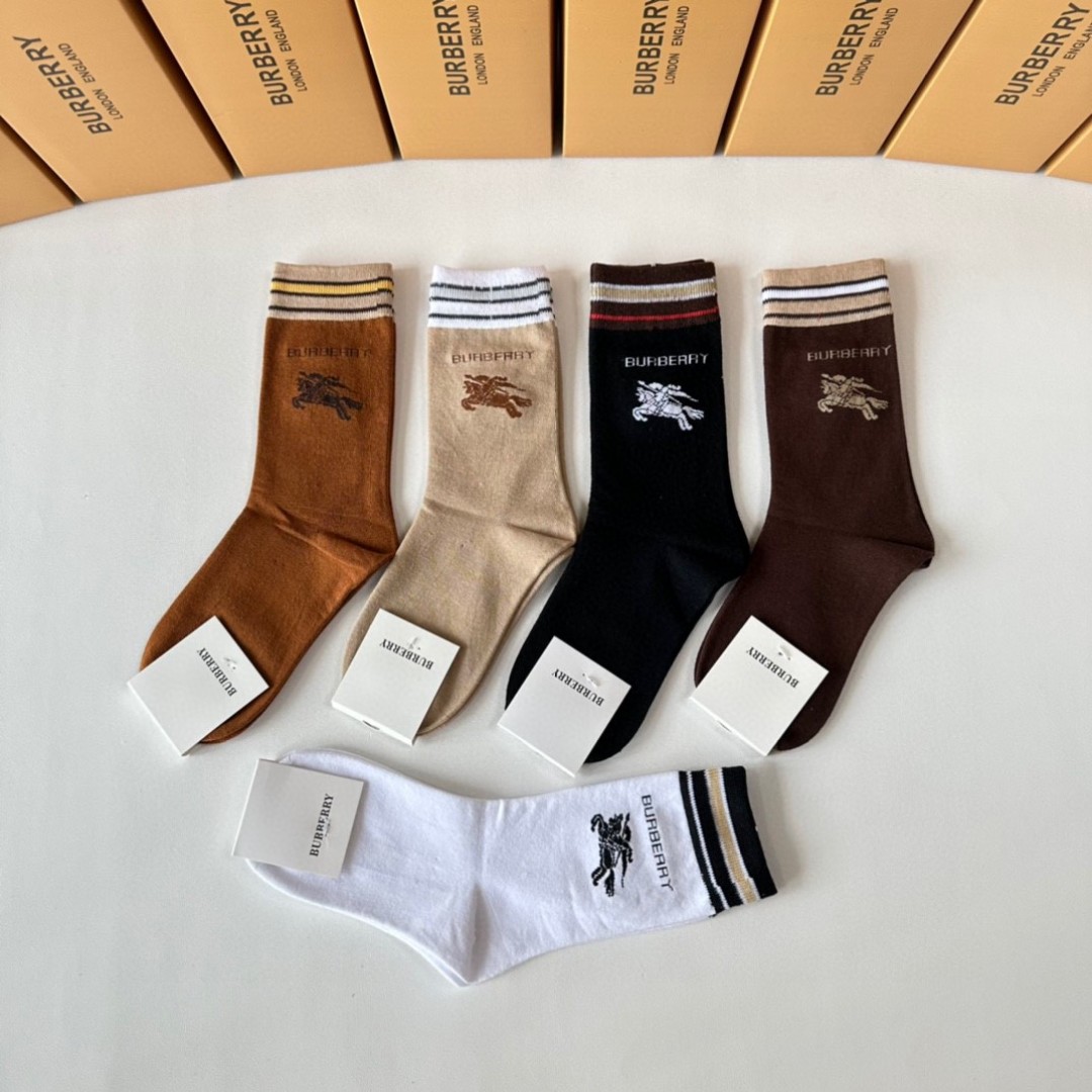 TP95 Packaging: T-shirts and Socks Display at Burberry - 图片 3