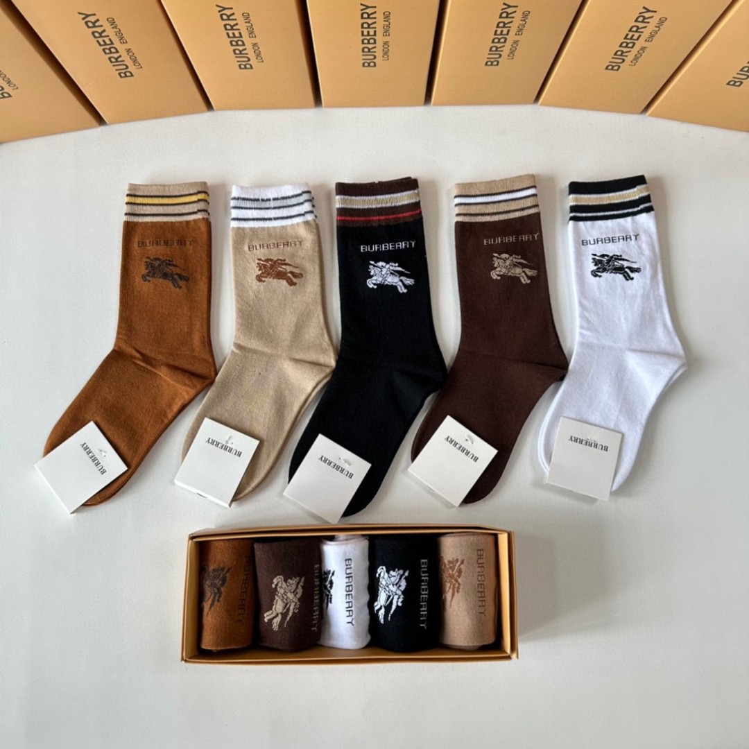 TP95 Packaging: T-shirts and Socks Display at Burberry - 图片 2