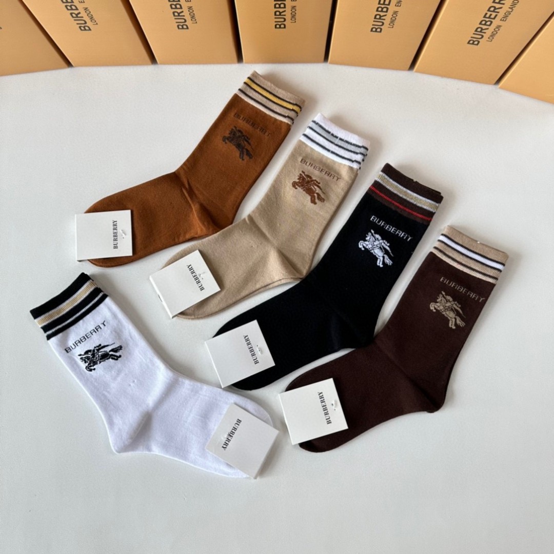 TP95 Packaging: T-shirts and Socks Display at Burberry - 图片 4