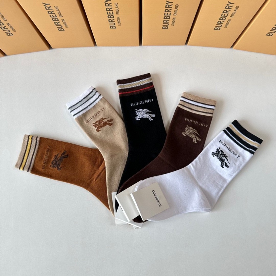 TP95 Packaging: T-shirts and Socks Display at Burberry - 图片 6