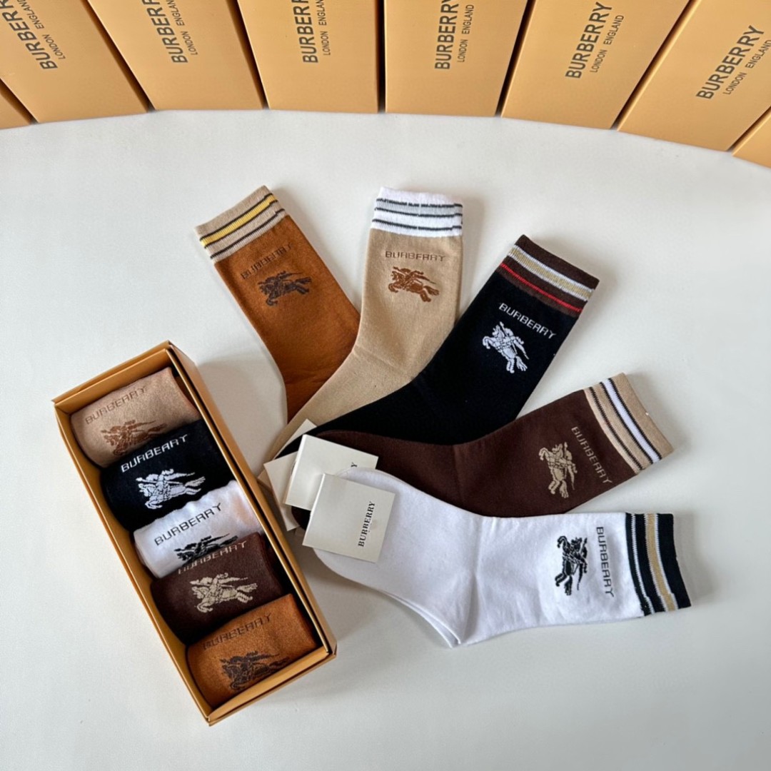 TP95 Packaging: T-shirts and Socks Display at Burberry - 图片 9