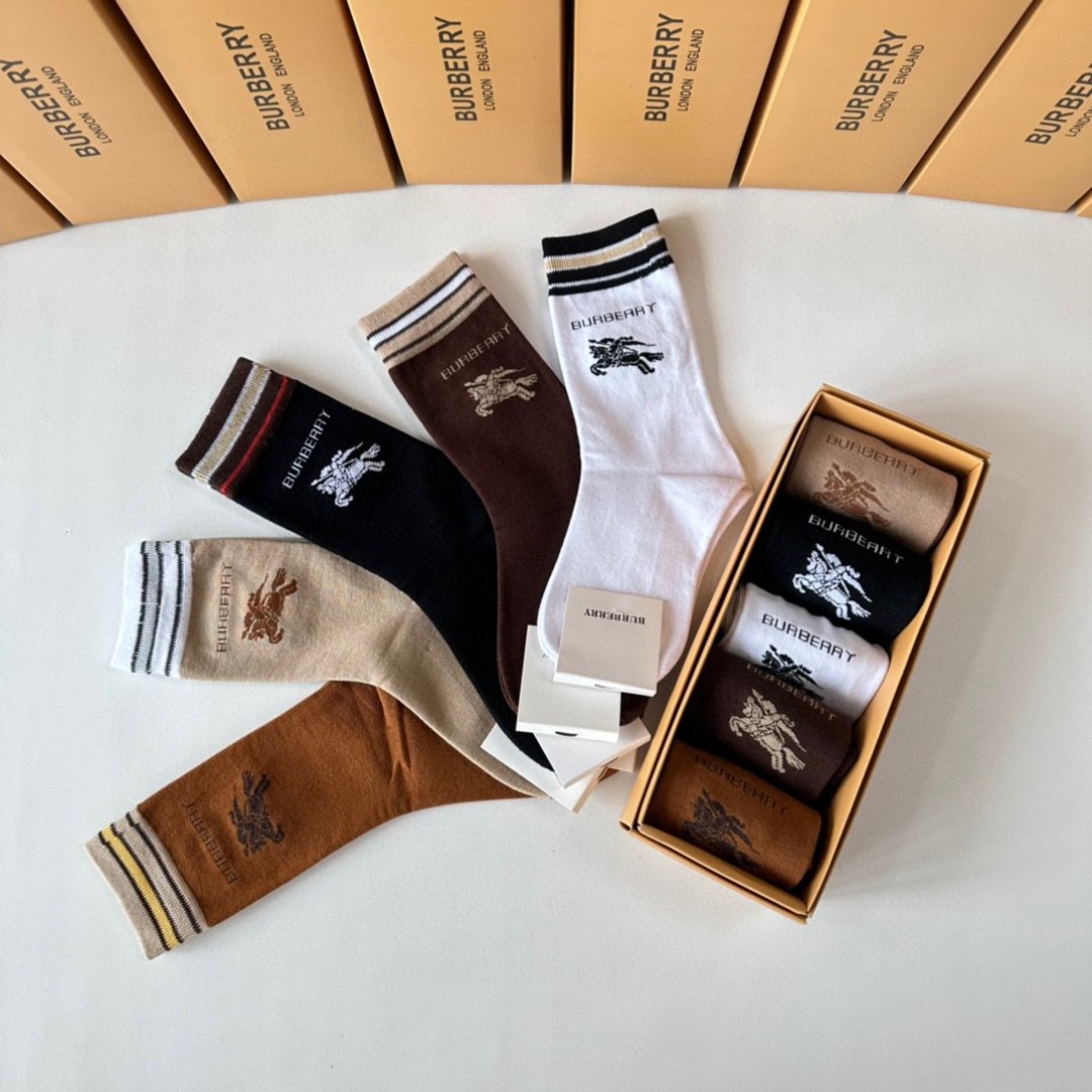 TP95 Packaging: T-shirts and Socks Display at Burberry - 图片 8