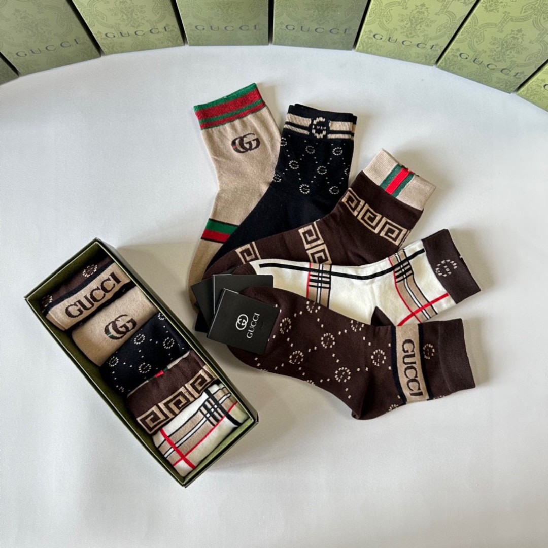 💛配包装
Gucci（古驰）新款中长款堆堆袜袜子！一盒五双， 专柜同步筒款袜子，💛大牌出街，潮人必备。超