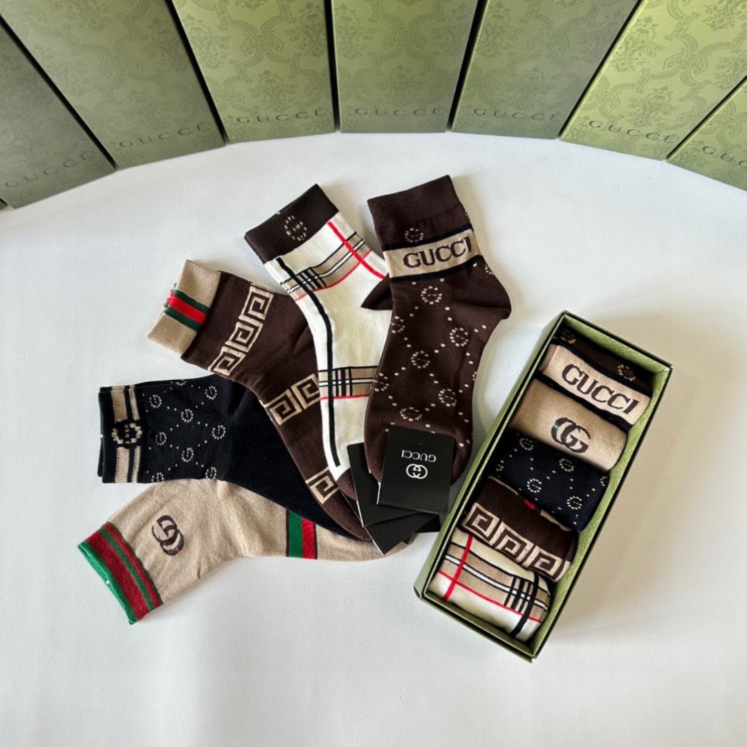 💛配包装
Gucci（古驰）新款中长款堆堆袜袜子！一盒五双， 专柜同步筒款袜子，💛大牌出街，潮人必备。超