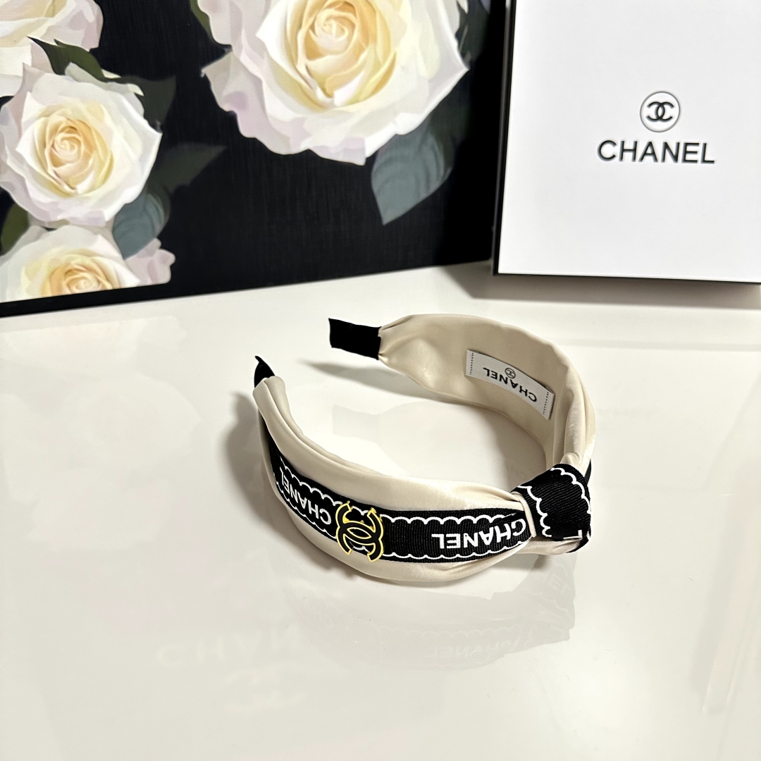  配专柜包装
Chanel (香奈儿)最新发箍
小仙女快入手
特殊材质 不嘞头
可盐可甜～