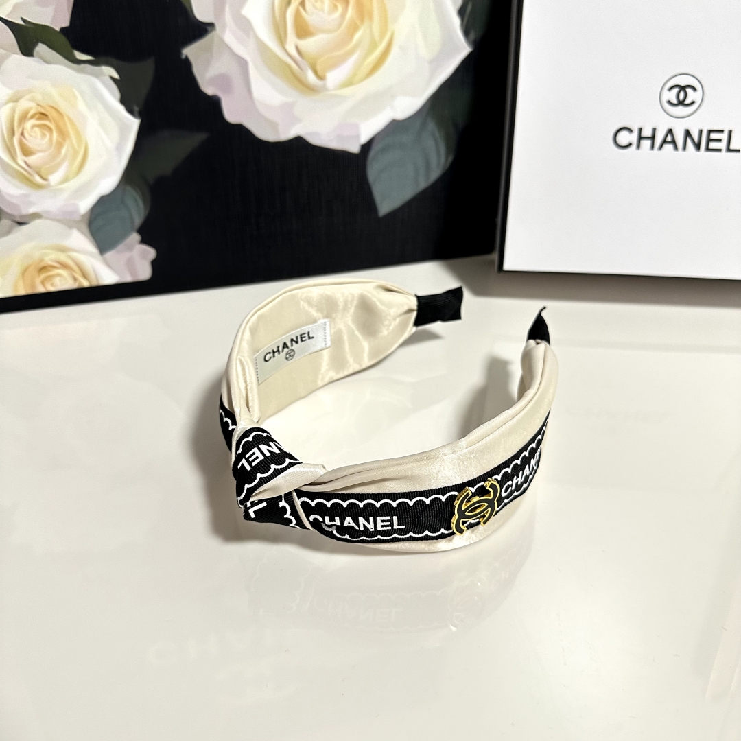  配专柜包装
Chanel (香奈儿)最新发箍
小仙女快入手
特殊材质 不嘞头
可盐可甜～