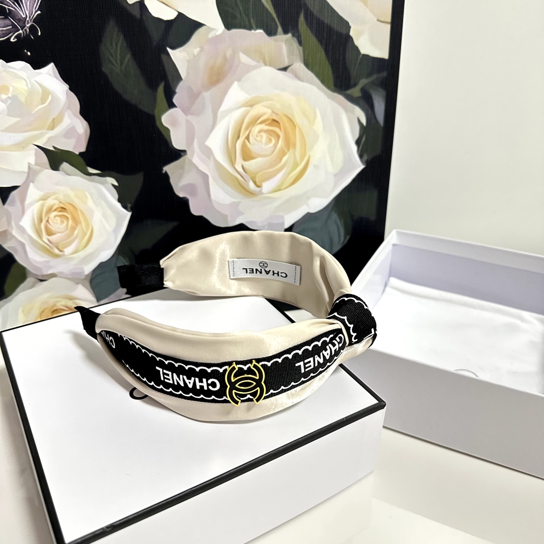  配专柜包装
Chanel (香奈儿)最新发箍
小仙女快入手
特殊材质 不嘞头
可盐可甜～