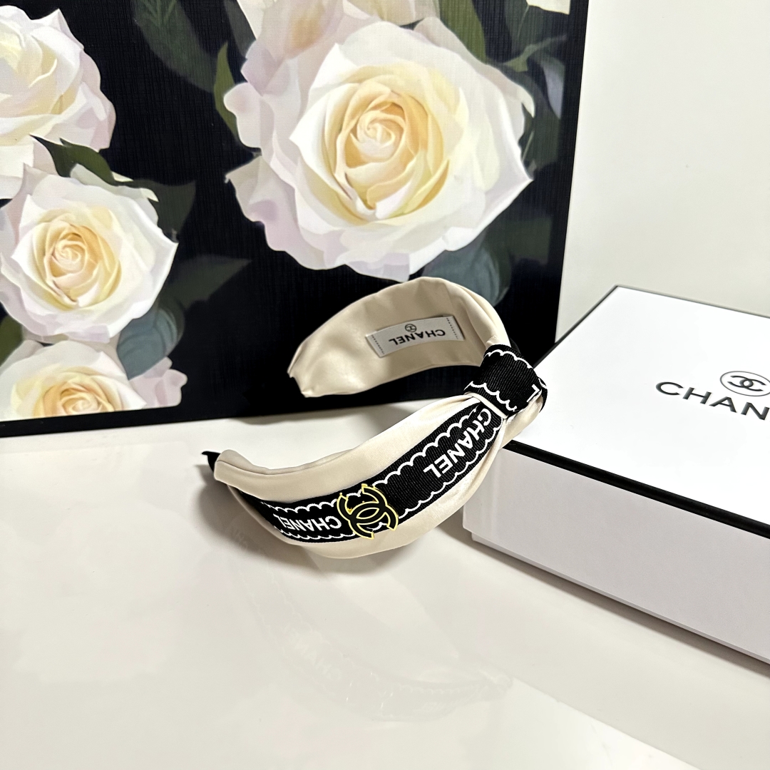  配专柜包装
Chanel (香奈儿)最新发箍
小仙女快入手
特殊材质 不嘞头
可盐可甜～